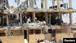 Hiện trường nơi hai quả bom phát nổ ở ngoại ô Cairo, 28/6/2014.