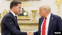 资料照片：特朗普总统与北约秘书长吕特在白宫进行会晤。(2025年7月14日) 