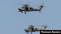 러시아산 Mi-28N 공격용 헬리콥터들이 훈련 비행하고 있다. (자료사진)