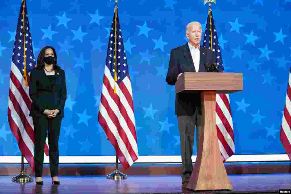 El candidato dem&#243;crata a la presidencia de EE.UU., Joe Biden, acompa&#241;ado por la candidata a la vicepresidencia, Kamala Harris, hace una declaraci&#243;n sobre los resultados de las elecciones presidenciales en Wilmington, Delaware, 5 de noviembre de 2020.