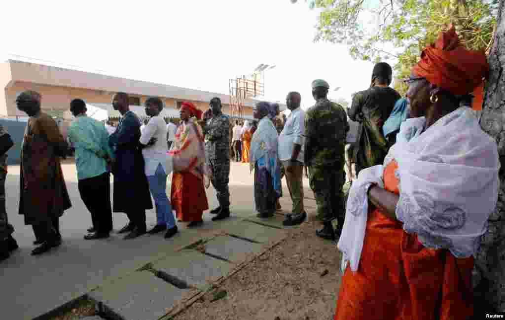 Les Gambiens font la queue pour procéder à leur vote à Banjul, Gambie, le 1er décembre 2016.