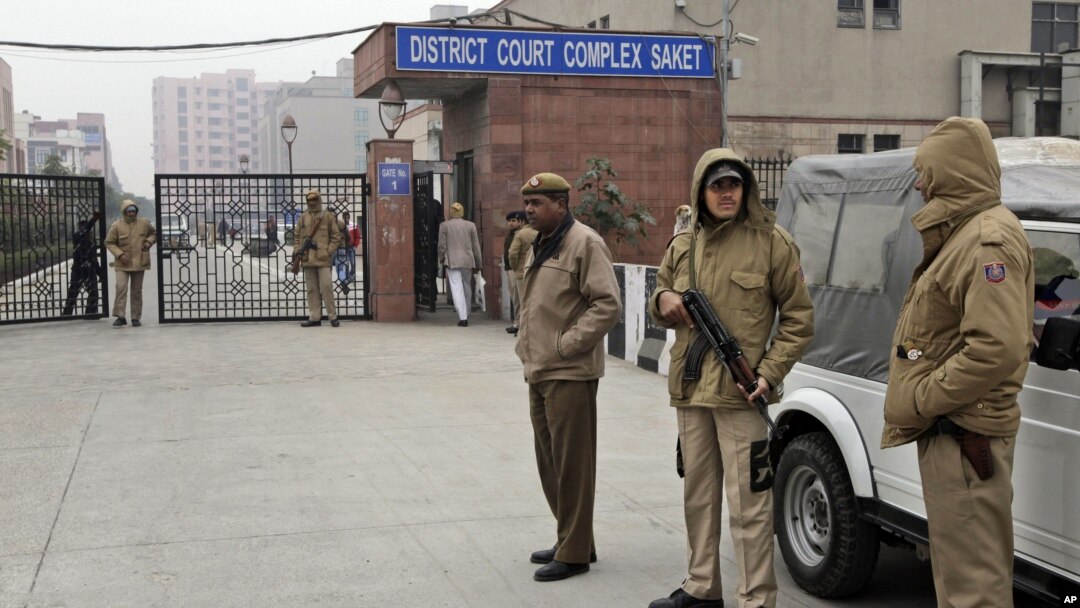 Polisi India melakukan penjagaan ketat di luar gedung pengadilan kasus perkosaan di mana 5 orang didakwa sebagai tersangka di New Delhi (7/1). 
