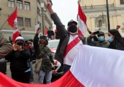 La temprana renuncia de canciller de Perú supuso un contratiempo para el nuevo presidente. Manifestación en Lima, Perú, el 17 de agosto de 2021.