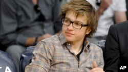 Angus T. Jones, que en esta foto aparece durante un juego de la NBA, es un joven actor que gana cerca de $250.000 dólares por cada episodio de la serie 'Two and half man' 