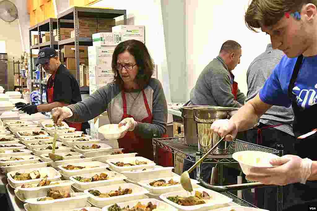 Miles de voluntarios de disímiles religiones y orígenes que residen en el sur de Nueva Jersey se disponen cada día para ayudar a servir las comidas, lo que ayuda a mantener bajos los costos de la organización.&nbsp;Camden, Nueva Jersey, el 26 de noviembre de 2024. [Fotografía: Luis Quintanal]