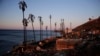 Las casas a lo largo de la costa del Pacífico se queman hasta los cimientos como consecuencia del incendio de Palisades el lunes 13 de enero de 2025 en Malibú, California, EEUU. (Foto AP/John Locher).