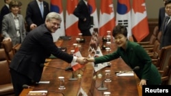 한국을 방문 중인 스티븐 하퍼 캐나다 총리(왼쪽)가 11일 청와대에서 박근혜 한국 대통령과 정상회담을 가졌다.