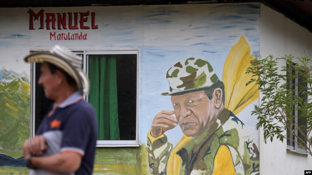 Graffitis del líder de las FARC Manuel Marulanda se ve en el Área Territorial de Capacitación y Reincorporación (ETCR) El Oso, en Gaitania, Departamento de Tolima, Colombia, el 27 de octubre de 2021.