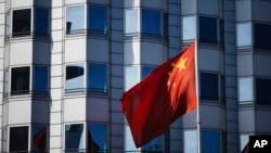 FILE - Bendera nasional China berkibar di depan kedutaan besar negara tersebut di Berlin, Selasa, 23 April 2024. (Markus Schreiber/AP)