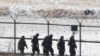 남북한 군이 첨예하게 대치하고 있는 비무장지대 인근에서 근무 중인 한국군 병사들 (AP 자료사진)