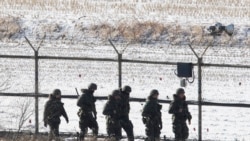 남북한 군이 첨예하게 대치하고 있는 비무장지대 인근에서 근무 중인 한국군 병사들 (AP 자료사진)