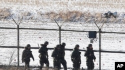 남북한 군이 첨예하게 대치하고 있는 비무장지대 인근에서 근무 중인 한국군 병사들 (AP 자료사진)