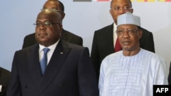 Président Felix Tshisekedi ya RDC (G) na mokokani wa ye ya Tchad maréchal Idris Deby Itno na bokutani ya CEEAC (likita lya nkita lya bikolo bya Afrika ya kati) na Libreville, Gabon, 18 décembre 2019.