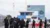Policías con vestimenta antidisturbios agrupados en el exterior de la cárcel de Latacunga, el 4 de octubre de 2022.
