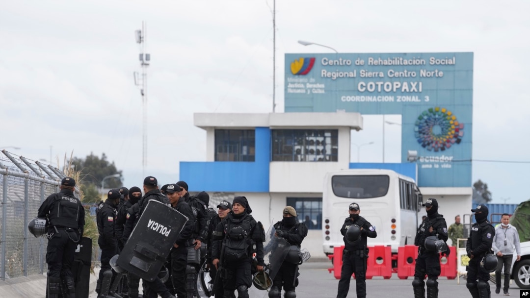 Policías con equipo antidisturbios se reúnen afuera de una cárcel después de un motín mortal en la prisión de Latacunga, Ecuador, el 4 de octubre de 2022.