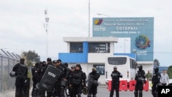 Policías con vestimenta antidisturbios agrupados en el exterior de la cárcel de Latacunga, el 4 de octubre de 2022.