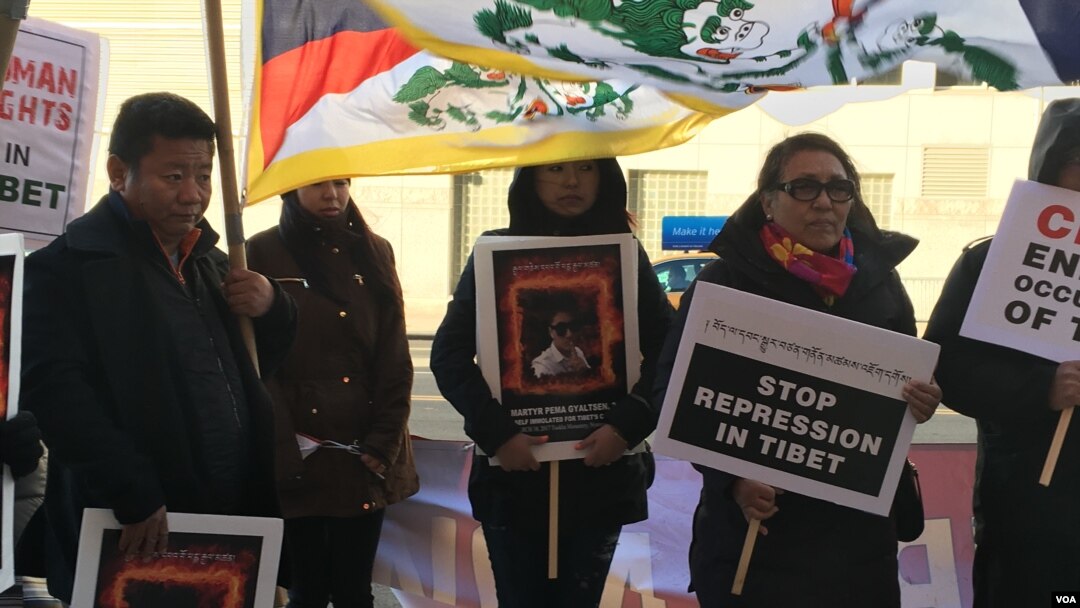 Warga New York asal Tibet melakukan unjuk rasa dan berdoa sebagai bentuk solidaritas terhadap Pema Gyaltsen yang melakukan bakar diri di Nyarong, Tibet