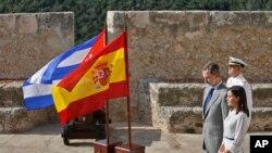 El rey de España Felipe VI y la reina Letizia asisten a una ceremonia en recuerdo de los marineros que cayeron en acción durante la guerra hispanoamericana bajo el mando del almirante Pascual Cervera.