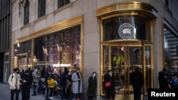 La gente espera en una fila para comprar afuera de una tienda Canada Goose en 5th Avenue en Nochebuena, mientras la variante del coronavirus Omicron continúa propagándose, en el distrito de Manhattan de la ciudad de Nueva York, EE. UU., 24 de diciembre de 2021. [Foto de archivo]