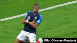 Kylian Mbappe oo u dabaaldagaya goolashi uu ka dhaliyay Argentina