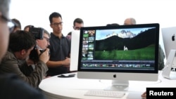 Sebuah komputer iMac 27 inci dalam presentasi di kantor pusat Apple di Cupertino, California. 