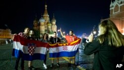 Fans de Croacia posan para una foto mientras celebran la victoria de su selección en la semifinal frente a Inglaterra el miércoles, 11 de julio de 2018, en Moscú, Rusia.