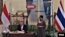 Menlu Indonesia Retno Marsudi melakukan pertemuan dengan Menlu Thailand Don Pramudwinai di Jakarta, Rabu (13/3). Salah satu isu yang dibahas adalah situasi di negara bagian Rakhine, Myanmar. (Foto: VOA/Fathiyah)