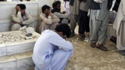 یک مرد سوگوار افغان در مراسم تدفین احمد ولی کرزی در کرز- افغانستان. ۱۳ ژوئیه ۲۰۱۱