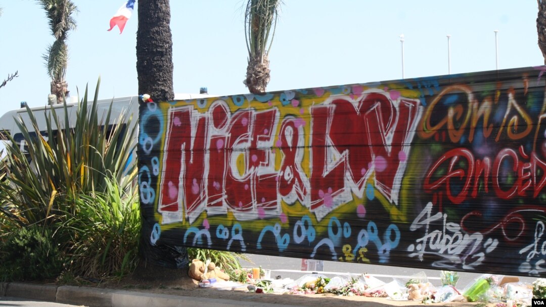 Grafiti u Nici kao podrška žrtvama napada na Dan Bastilje