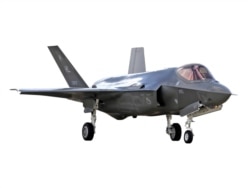 미 공군의 F-35 전투기가 유타주 힐 공군기지 활주로에 착륙하고 있다.