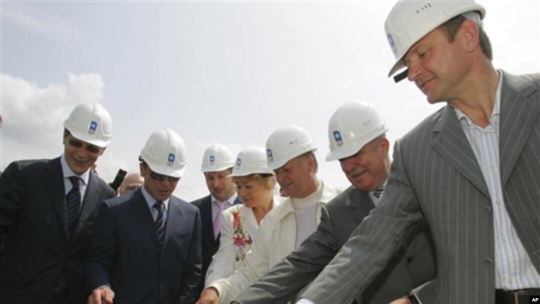 Wakil Perdana Menteri Rusia Alexander Zhukov, kiri, Utusan Presiden Vladimir Putin untuk kawasan Rusia selatan, Dmitry Kozak, kedua dari kiri, Gubernur Krasnodar Governor Alexander Tkachev, kanan, dan pejabat-pejabat lain melakukan upacara peletakan batu pertama pembangunan Olimpiade musim dingin di Sochi (foto: dok).