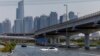 Vehículos abandonados se encuentran a lo largo de la autopista Sheikh Zayed Road en Dubái, tras las inundaciones causadas por las fuertes lluvias. Foto captada el jueves 18 de abril de 2024.