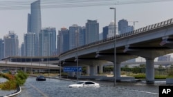 Vehículos abandonados se encuentran a lo largo de la autopista Sheikh Zayed Road en Dubái, tras las inundaciones causadas por las fuertes lluvias. Foto captada el jueves 18 de abril de 2024.