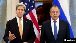 Menteri Luar Negeri Rusia Sergei Lavrov (kanan) dan Menlu U.S. Secretary of State John Kerry (Foto: dok).