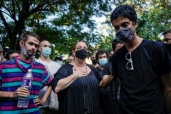 La artista cubana Tania Bruguera participa en una protesta pacífica frente al Ministerio de Cultura de Cu para solidarizarse con los artistas disidentes y exigir un diálogo sobre la libertad de expresión, en La Habana, Cuba, el 27 de noviembre de 2020.