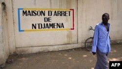 Un Tchadien devant une prison à N'Djamena, le 9 novembre 2007.