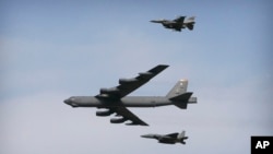 Pesawat pengebom B-52 Angkatan Udara AS terbang di atas Pangkalan Udara Osan di Pyeongtaek, Korea Selatan, pada 10 Januari 2016. (Foto: AP)