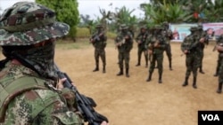 ARCHIVO - Guerrilleros del Frente 33 de las disidencias de las FARC, con los que se enfrenta el ELN en el Catatumbo. Fotografía tomada el 12 de diciembre de 2024 en el Catatumbo, Colombia. [Foto: Johan Reyes, VOA].