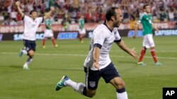 Tiền vệ Landon Donovan của tuyển Mỹ ăn mừng sau khi ghi bàn trong hiệp hai trận đấu vòng loại với Mexico trên sân Columbus, bang Ohio. Mỹ hạ Mexico 2-0, đoạt vé vào World Cup 2014.