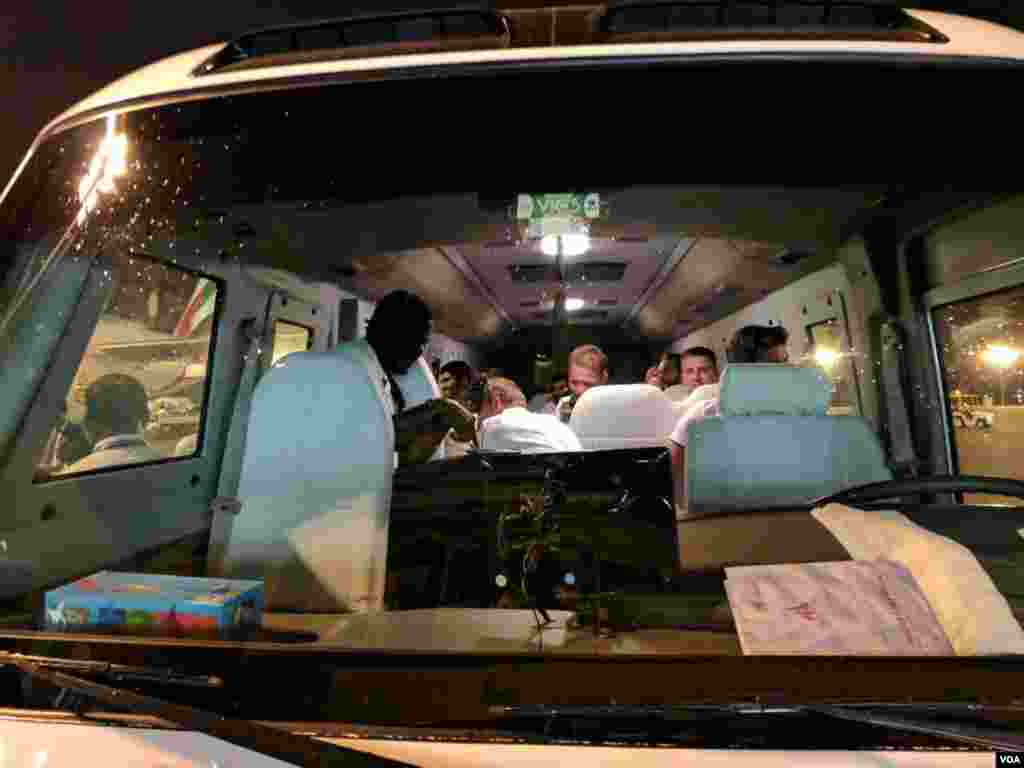 کھلاڑیوں کو سخت حفاظتی انتظامات میں ہوٹل منتقل کیا گیا۔