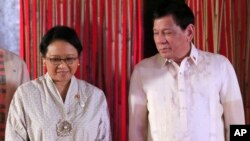 Philippine President Rodrigo Duterte talks with Indonesia's Foreign Minister Retno Marsudi during her courtesy call by foreign ministers of the 50th ASEAN Foreign Ministers' Meeting in Manila, Philippines Tuesday, Aug.8, 2017.