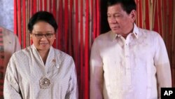 Philippine President Rodrigo Duterte talks with Indonesia's Foreign Minister Retno Marsudi during her courtesy call by foreign ministers of the 50th ASEAN Foreign Ministers' Meeting in Manila, Philippines Tuesday, Aug.8, 2017.