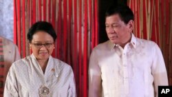 Presiden Filipina Rodrigo Duterte (kanan) saat bertemu dengan Menteri Luar Negeri RI Retno Marsudi di Manila, 8 Agustus 2017. (Foto: dok). 