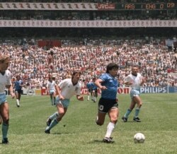 Imagen del histórico partido de la Copa del Mundo de México, entre Argentina e Inglaterra, en el que Maradona anotó dos goles inolvidables -uno de ellos, la famosa "mano de Dios"-, disputado el 22 de junio de 1986