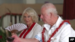 Raja Inggris Charles III dan Ratu Camilla berpartisipasi dalam upacara penyambutan ketika tiba di desa Moata di Apia, Samoa, pada 24 Oktober 2024. (Foto: Manaui Faulalo/Pool via AP)