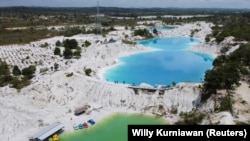 Pemandangan dari udara memperlihatkan sebuah danau bernama Kulong Biru di Koba, Pulau Bangka, 2 Mei 2021. (Foto: REUTERS/Willy Kurniawan)