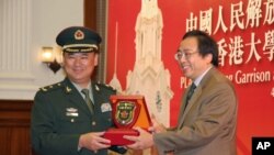 副司令王郡里与港大校长徐立之交换礼物