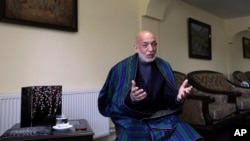 افغانستان کے سابق صدر حامد کرزئی اتوار کو ایسوسی ایٹڈ پریس کو انٹرویو دیتے ہوئے (اے پی)