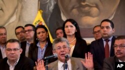 Henry Ramos Allup, al centro, es el presidente de la Asamblea Nacional de Venezuela.