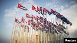 Bendera-bendera Kuba di depan Kedubes AS di Havana (Foto: dok).